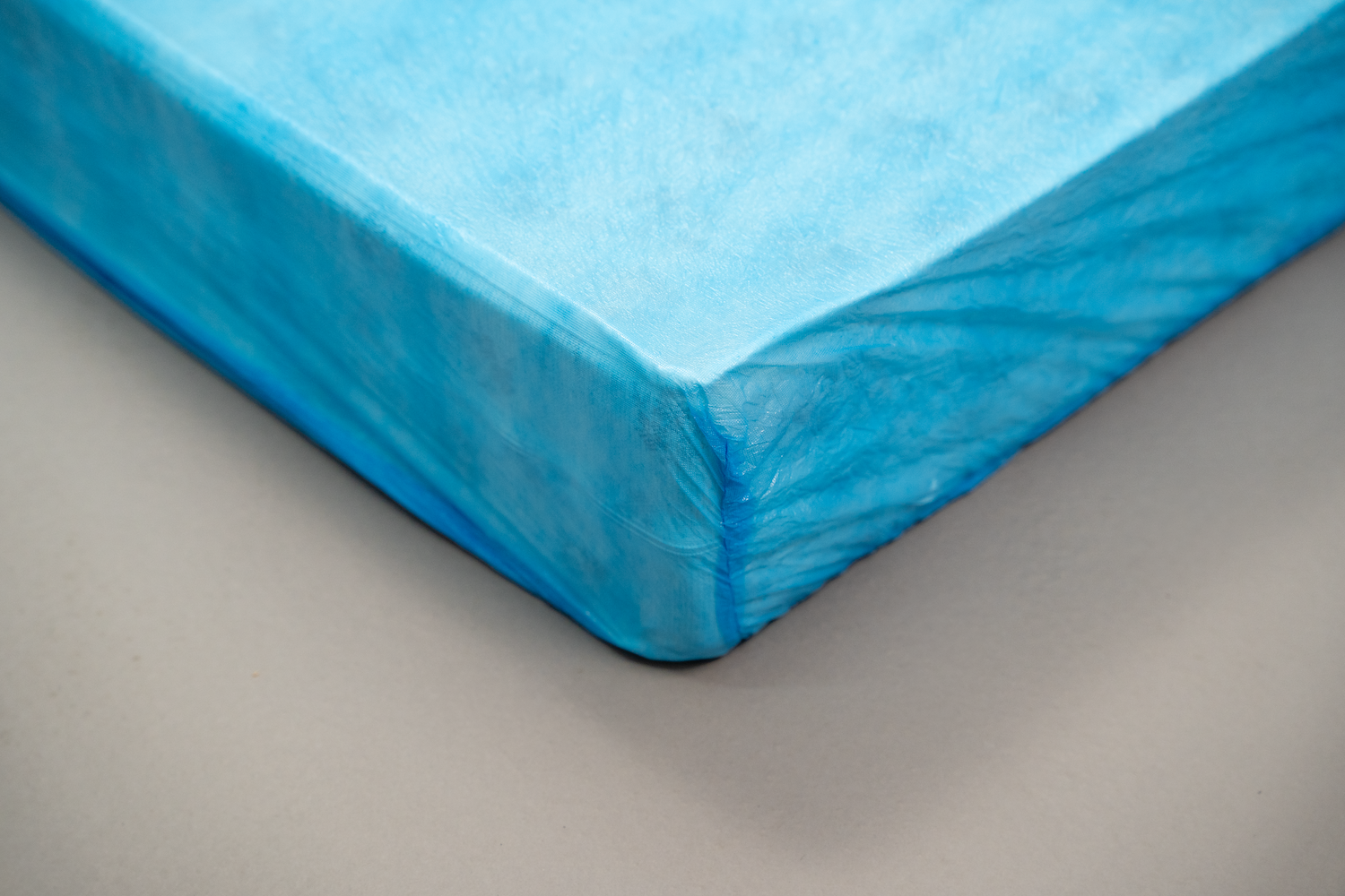 CPE Matratzenbezug, 210x90cm
100 Stck / VE/Palette 30 VE
Stärke: 0,03mm, 52g pro Stück
Unterverpackt mit jeweils 10 Stück im Polybag, einzeln mit 2 Gummis fixiert
Mindestabnahme: 1 VE/100 Stück