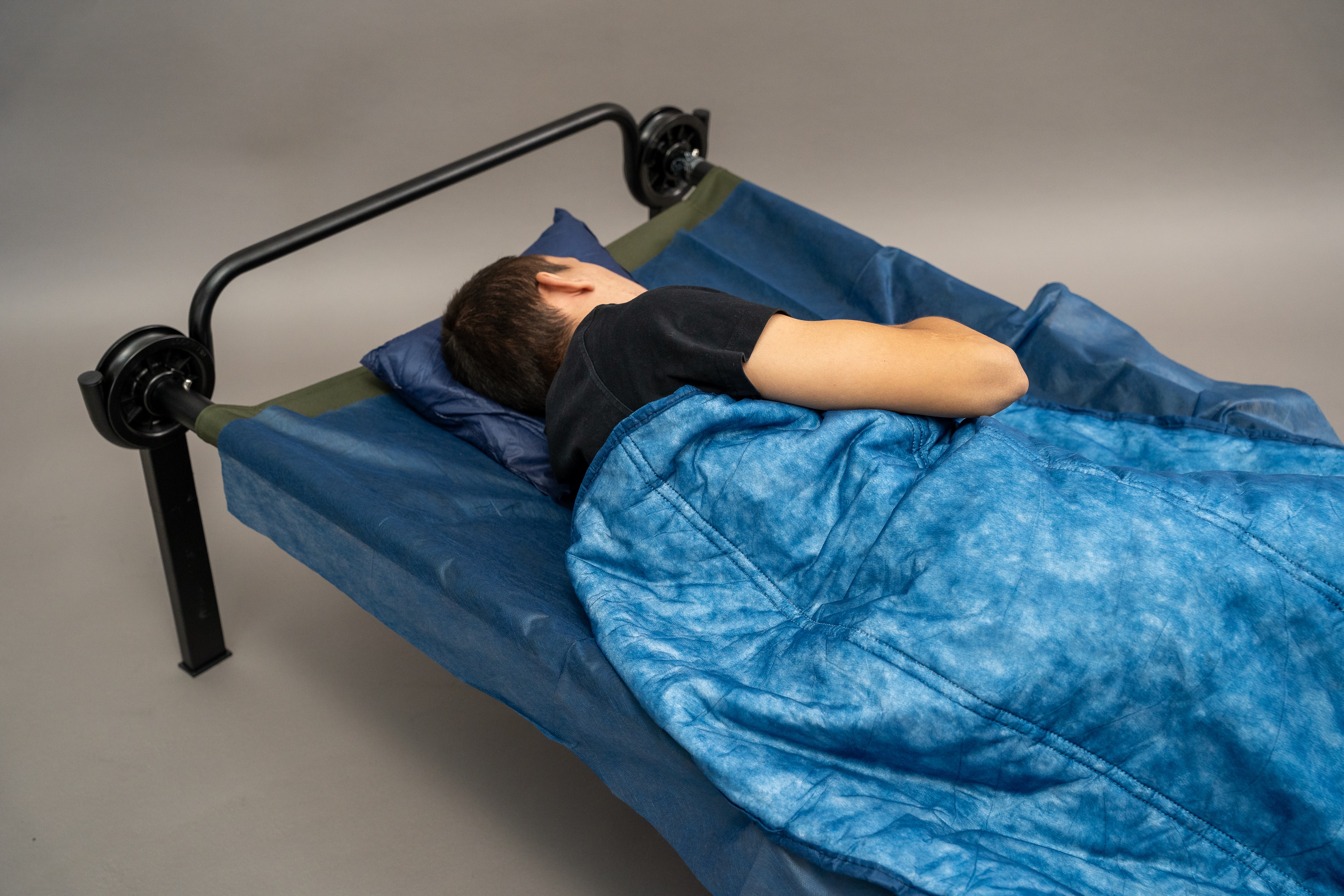 Katastrophenhilfe-Bett-Set Premium blau
Einmaldecke ca.500g, 190x110cm Baumwollfüllung 
Einmalvlieslaken  200x100cm
Einmalkissen ca.210g, 40x40cm
Einzeln hygienisch und platzsparend im Polybag verpackt

-Naturkatastrophen
-Epidemien und Pandemien
-Notunterkunft