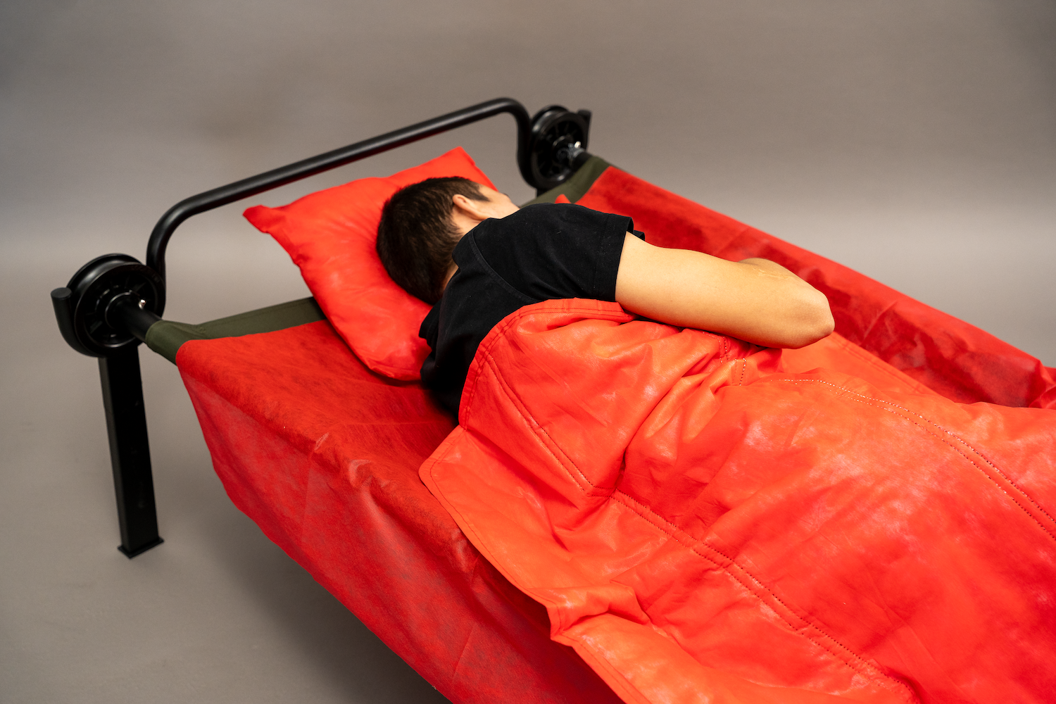 Katastrophenhilfe-Bett-Set Premium rot
Einmaldecke ca.500g, 190x110cm Baumwollfüllung 
Einmalvlieslaken  200x100cm
Einmalkissen ca.210g, 40x40cm
Einzeln hygienisch und platzsparend im Polybag verpackt

-Naturkatastrophen
-Epidemien und Pandemien
-Flüchtlingslagern