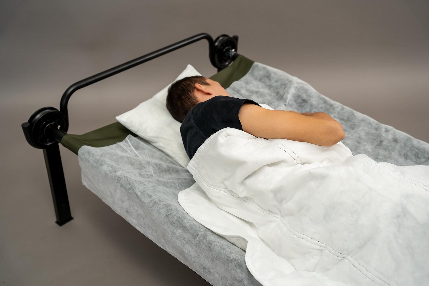 Katastrophenhilfe-Bett-Set premium weiß
Einmaldecke ca.500g, 190x110cm Baumwollfüllung 
Einmalvlieslaken  200x100cm
Einmalkissen ca.210g, 40x40cm
Einzeln hygienisch und platzsparend im Polybag verpackt

-Naturkatastrophen
-Epidemien und Pandemien
-Flüchtlingslagern