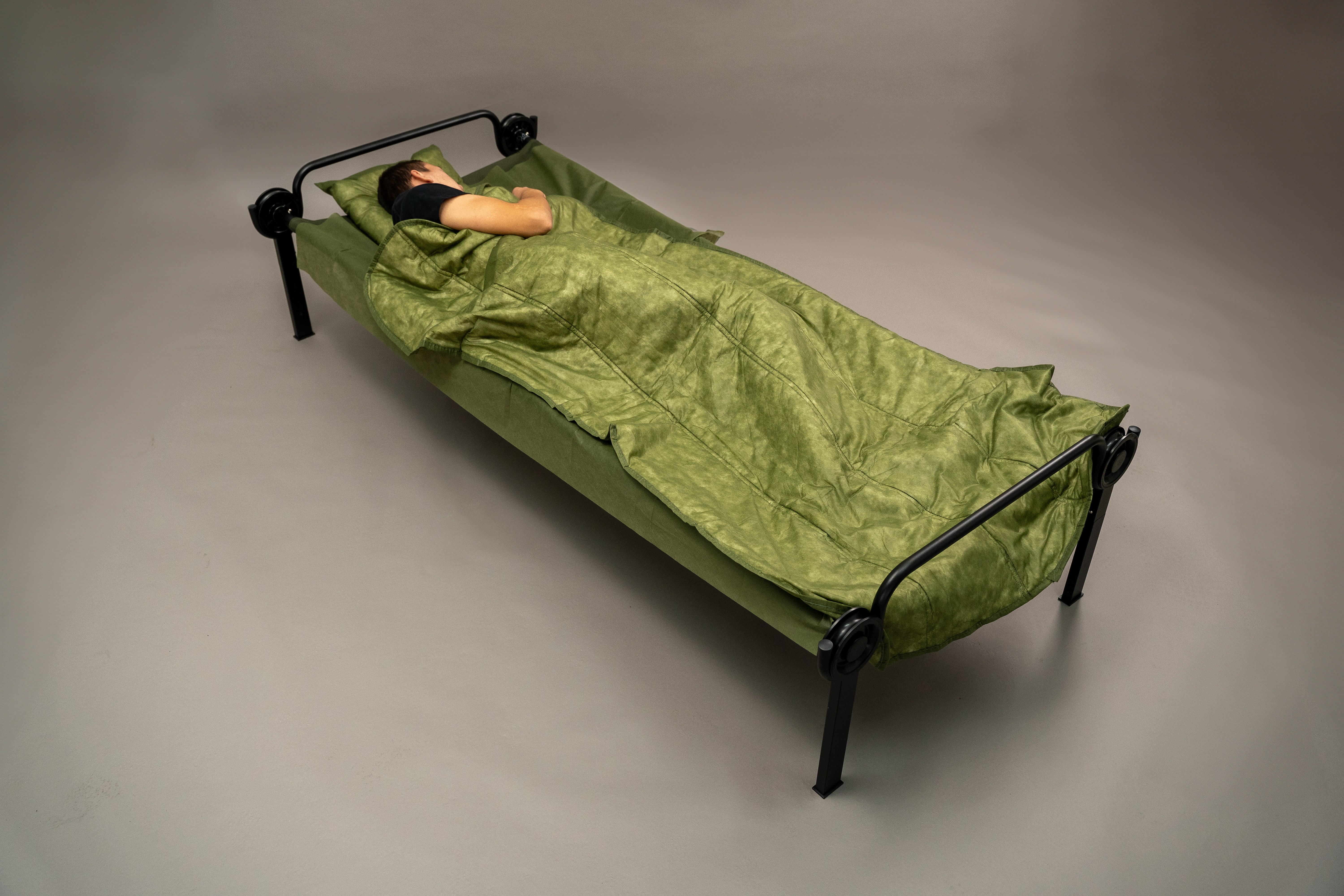 Katastrophenhilfe-Bett-Set Premium oliv
Einmaldecke ca.500g, 190x110cm Baumwollfüllung 
Einmalvlieslaken  200x100cm
Einmalkissen ca.210g, 40x40cm
Einzeln hygienisch und platzsparend im Polybag verpackt

-Naturkatastrophen
-Epidemien und Pandemien
-Notunterkunft