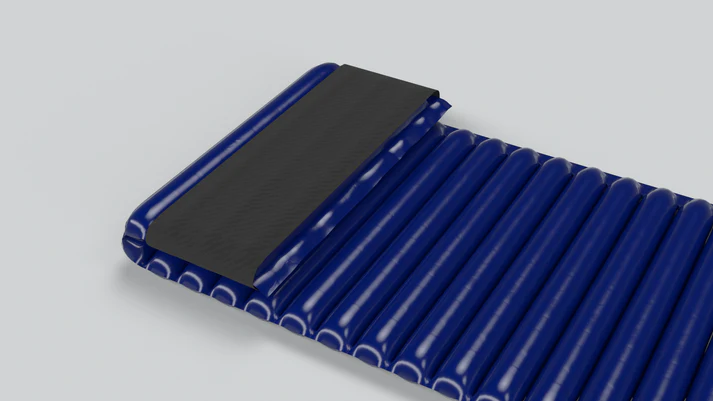 Luftmatratze bestehend aus Polyethylene mit EVOH Barriere und einem Kissenbezug aus Polypropylene non-woven. Die Maßen sind 197x65x6 cm und ist 200 Gramm leicht. Die Farbe ist Blau. Gebrauchte Matratzen können zur Verarbeitung zu neuem Material zurückgegeben werden.