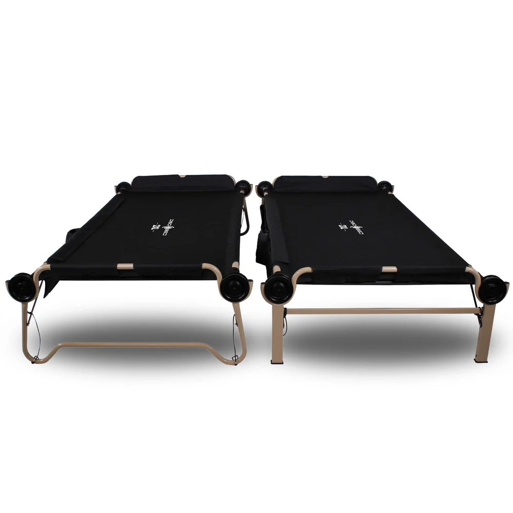 Technische Daten
Gewicht Etagenbett: 39 kg

Belastbarkeit: 272 kg (pro Einzelbett)

Außenmaße: 222 cm (L) × 113 cm (B) × 117 cm (H)

Schlafbereich: 215 cm (L) × 100 cm (B)

Höhe unteres Bett: 39 cm

Höhe oberes Bett: 102 cm

Maße Tasche: 119 cm (L) × 53 cm (B) × 11,5 cm (H)

Rahmen: pulverbeschichteter, rostabweisender Stahlrahmen

Stoff: 1200D Polyestermatte mit PVC-Beschichtung

Packmaß: 118 cm × 54,5 cm × 22 cm

Lieferumfang
2 abgerundete Rahmen (für unteres Bett)

2 gerade Rahmen (für oberes Bett)

2 schwarze Polyestermatten

2 schwarze Seitentaschen

8 schwarze Discs

8 Außenstangen

4 Mittelstangen

4 Fußpfropfen

8 Seitenstabilisatoren

2 schwarze Transporttaschen

4 Stapeladapter

2 Sicherheitsriemen